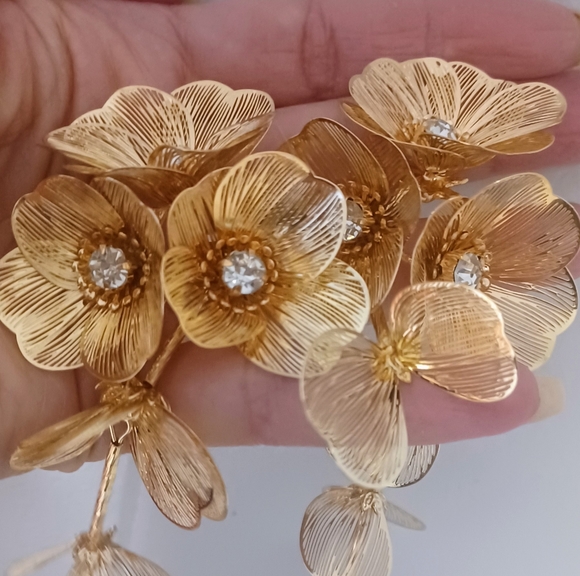 CASCADING GOLDEN FLOWERS - Picture 3 of 5